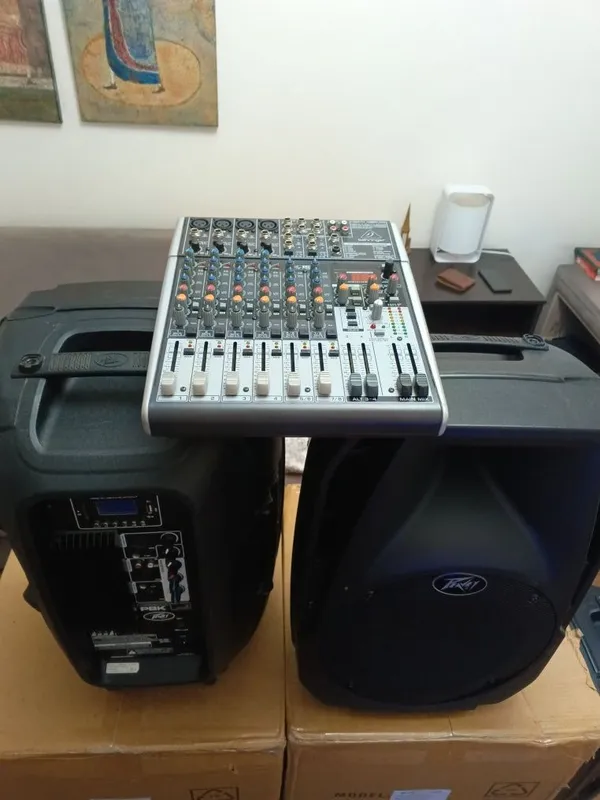 Активные калонки Peavey 12 дюймов и микшер Behringer 1204 Fx Usb.