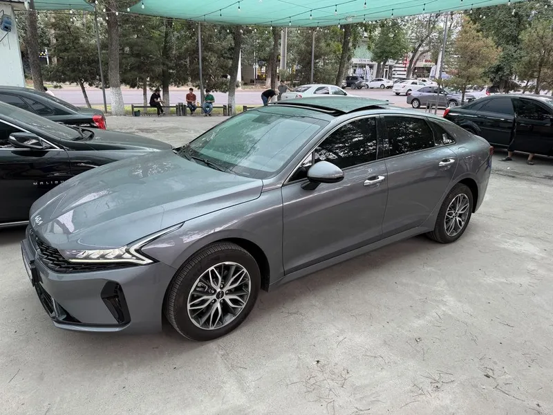 Kia K5 2024 Premium Presti 4 pozitsa mokri asfalt 2 Kia K5 2024 Premium Presti 4 pozitsa mokri asfalt 2