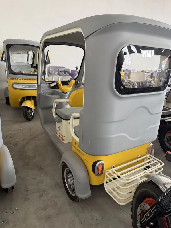 Yopiq kabinali elektr uch g’ildirakli moped Bobo Motors 8