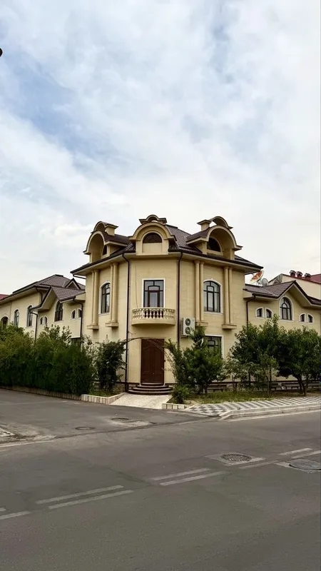 Registon mahallada HOVLI Sotiladi! Elitniy mahalla qulay joylashuv!