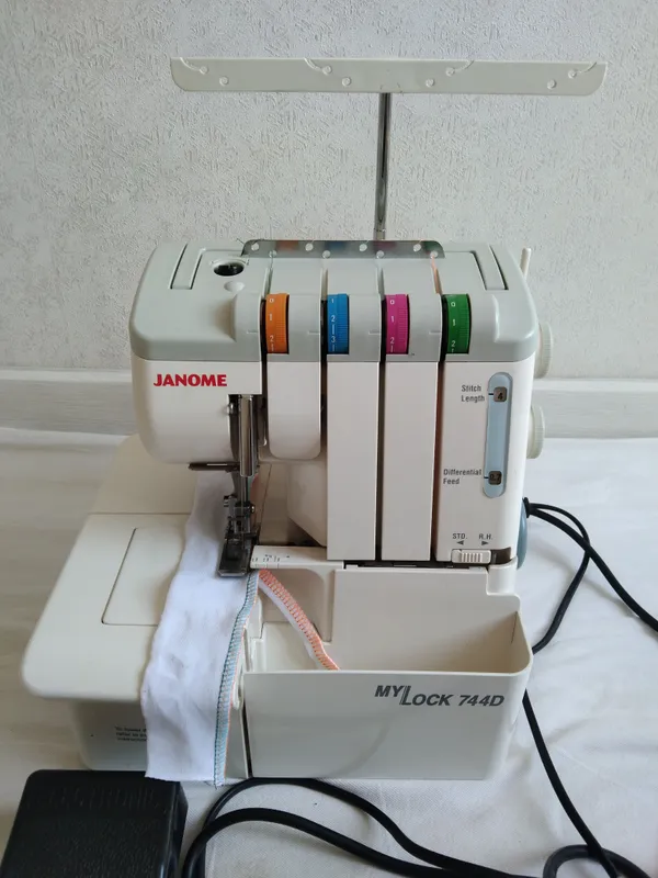 Оригинальный оверлок Janome 4
