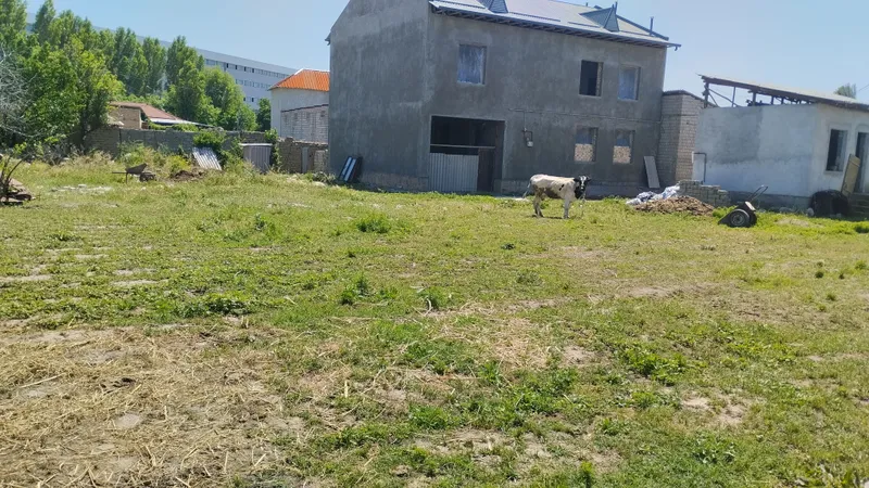 uch sotik yer sotiladi