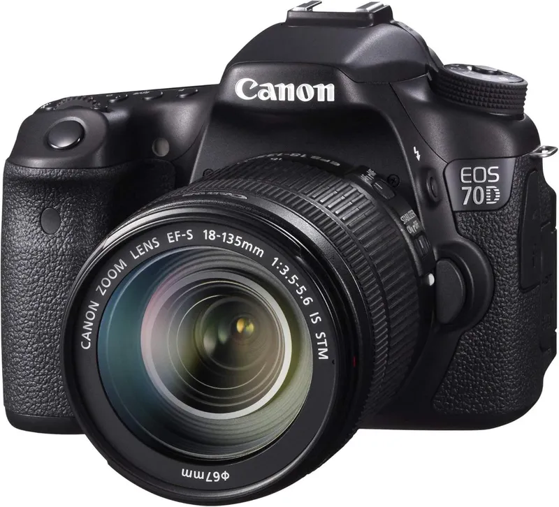Canon 70D с объективом EF-S 18-135mm + сумка, карта памяти