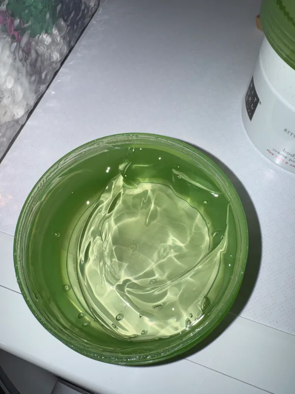 Aloe Vera geli, tana uchun krem va ko‘z soyasi paletkasi 2 Aloe Vera geli, tana uchun krem va ko‘z soyasi paletkasi 2