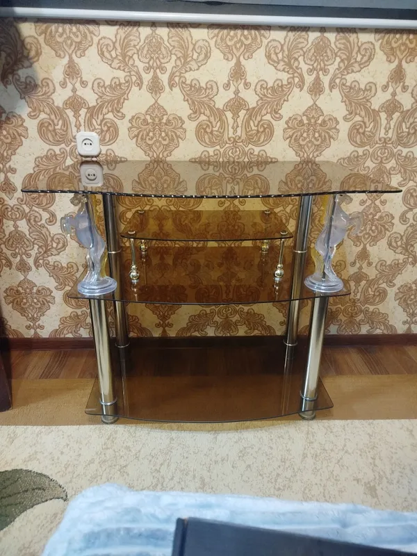 Продам стеклянный стол для телевизора — фото 1