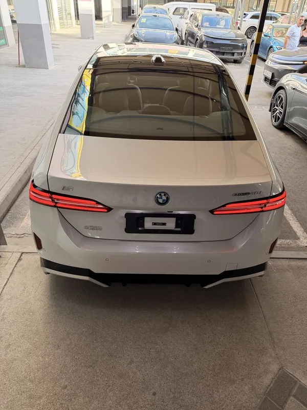 Bmw I5 40L доп. опции белый/чёрный 3 Bmw I5 40L доп. опции белый/чёрный 3