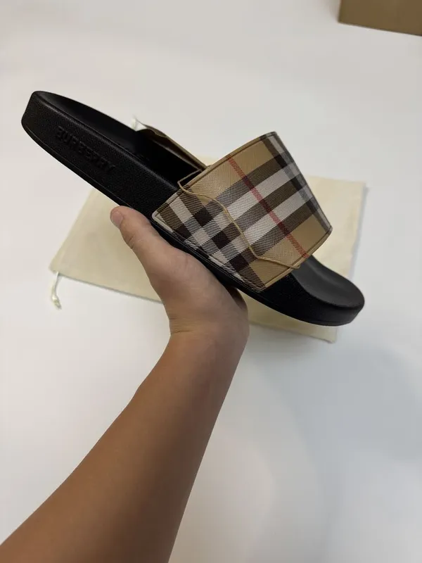 Burberry Тапочки 3 Burberry Тапочки 3