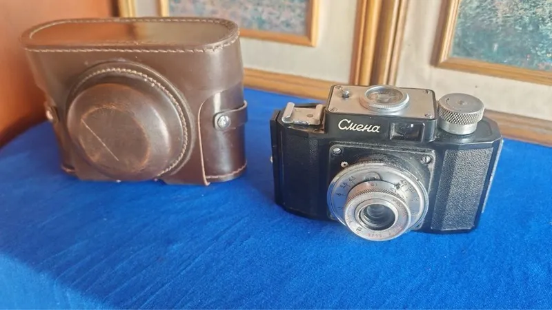 Винтажный фотоаппарат Смена (1-я модель, 1950-е) с чехлом
