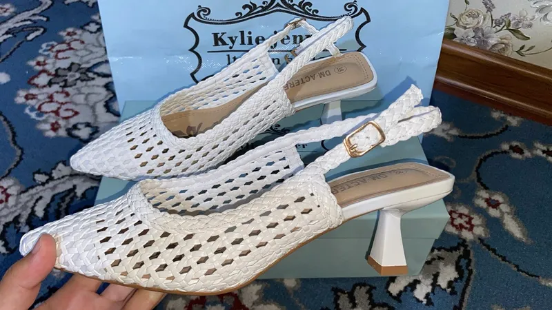 Ayollar uchun oq to‘rli slingback tufli
