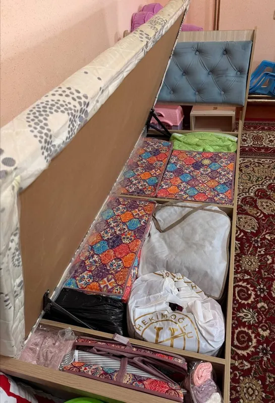 Продается детский кровать 2 шт и учебный стол 3