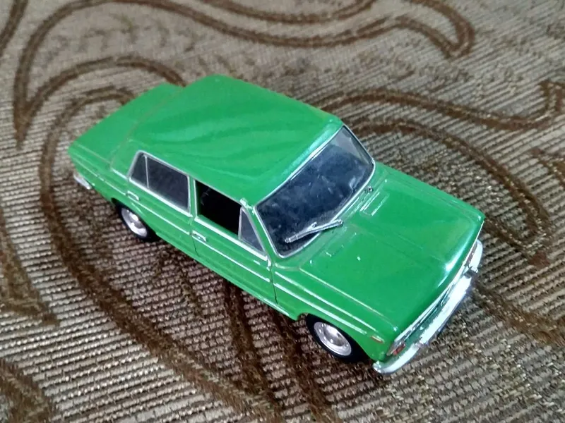 ВАЗ-2103 зеленого цвета, масштаб 1:43, игрушка, модель жигули. 2 ВАЗ-2103 зеленого цвета, масштаб 1:43, игрушка, модель жигули. 2