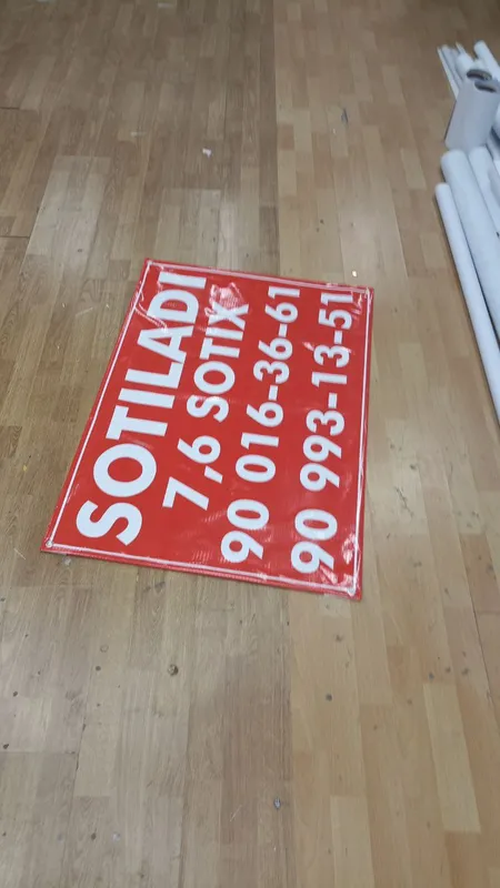 banner plakat sotiladi deb yoziladigan