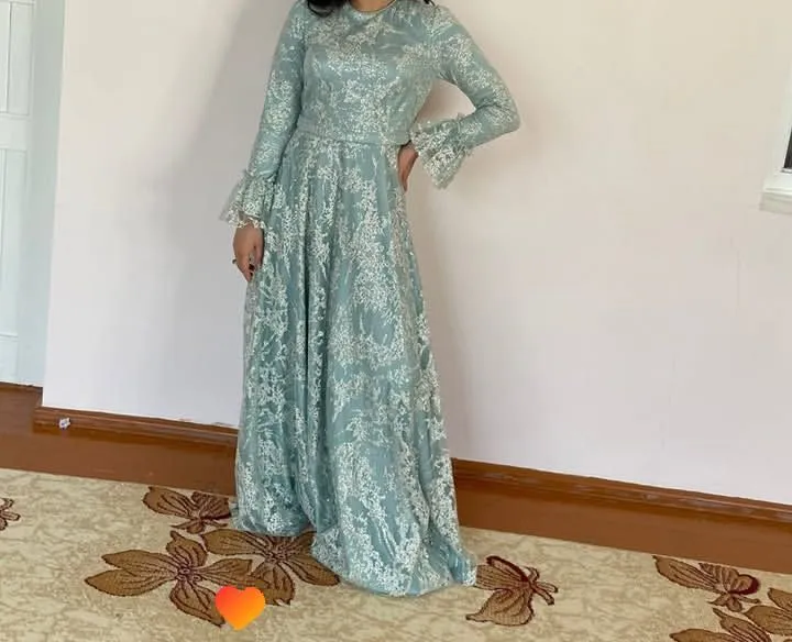 chiroyli ayollar kechki ko‘ylagi, M 2 chiroyli ayollar kechki ko‘ylagi, M 2