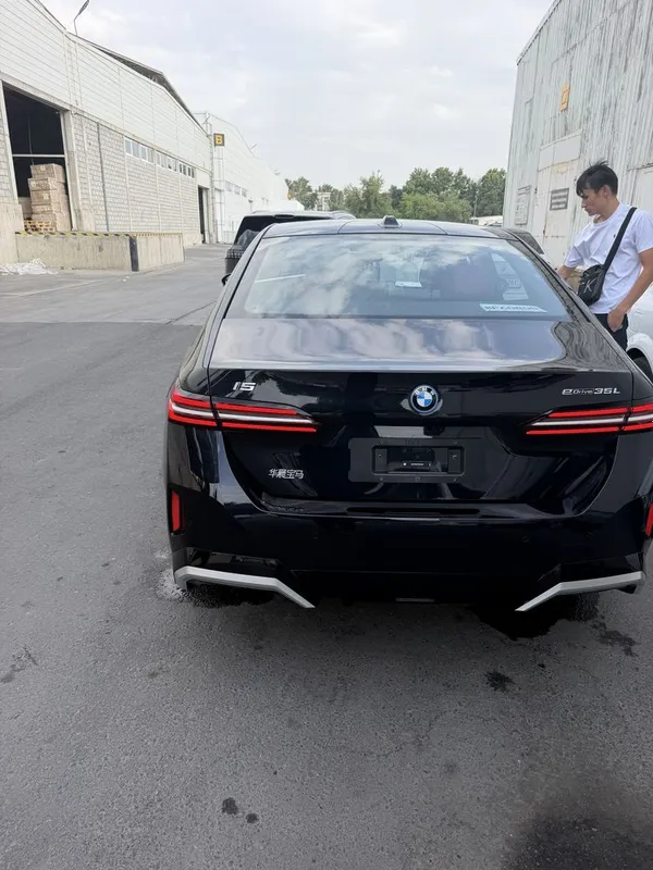 bmw i5 35L 2025