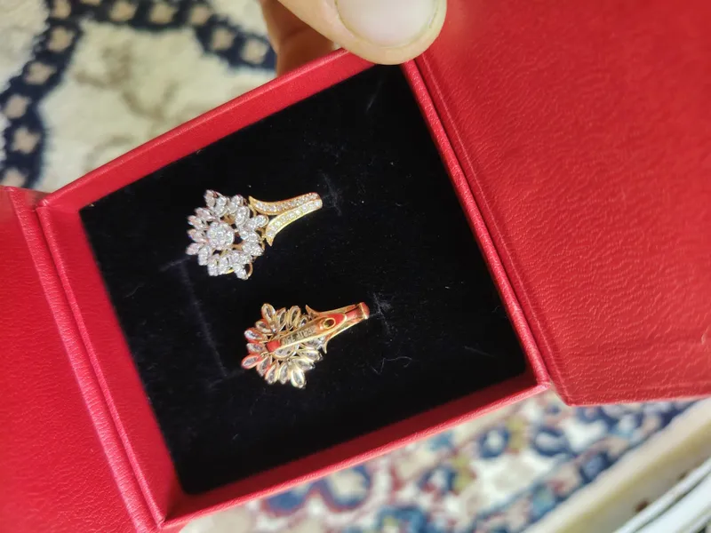 Оригинальные бриллиантовые серьги 18K, проба 750. Продаются. 4 Оригинальные бриллиантовые серьги 18K, проба 750. Продаются. 4