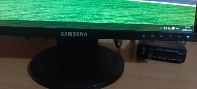 монитор Samsung LS19HANKBUXSG стояние отличное ! — фото 2