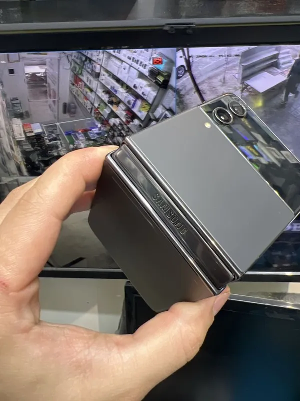 Samsung Z Flip4 — фото 1