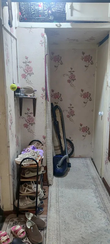 продается 1 комнатная ,Феруза, 2 й этаж,Таксопарк 7