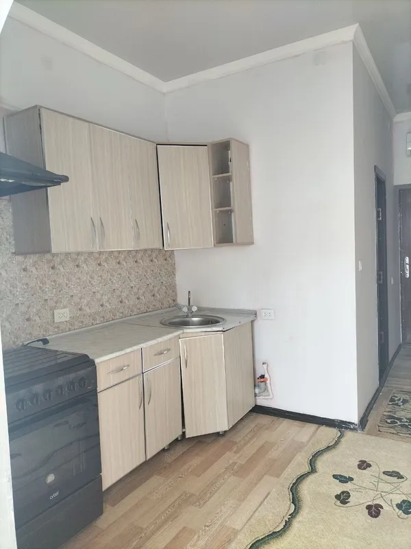 1xonali xonadon sotiladi.Shaxar markazidan.Garden house orqasi