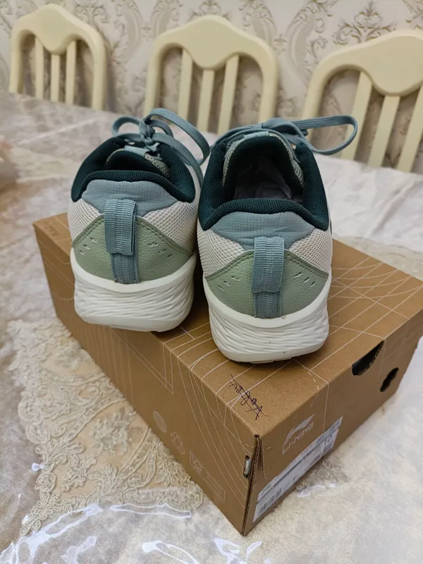 Li-ning krossovkalari, light cloud modeli 4