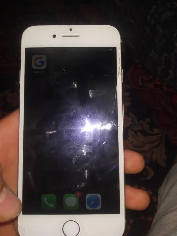 iPhone 8 64 ГБ, всё работает, есть учётная запись iCloud 8
