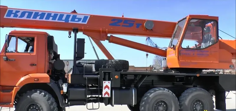 Kamaz (Vezdexod 6x6) bazasidagi 25 tonnalik "Klintsi" avtokrani — фото 2