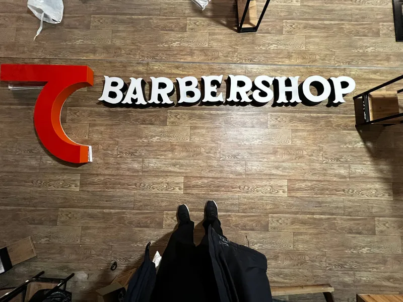 Barbershop logo chitoqlari ishlaydi