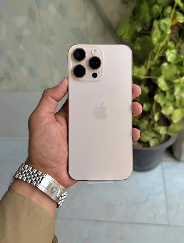 Iphone 16 Pro Max Gold — фото 2