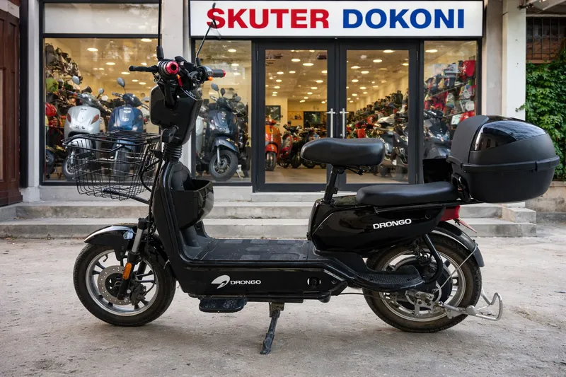 Drongo Skuteri