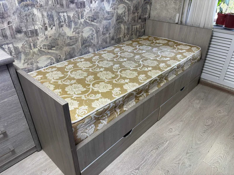Bir kishilik karavot + ortopedik matras sotiladi. 1 Bir kishilik karavot + ortopedik matras sotiladi. 1
