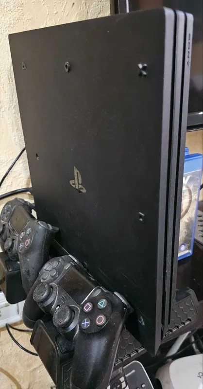 Продается игровая приставка PS 4 PRO 1 trb