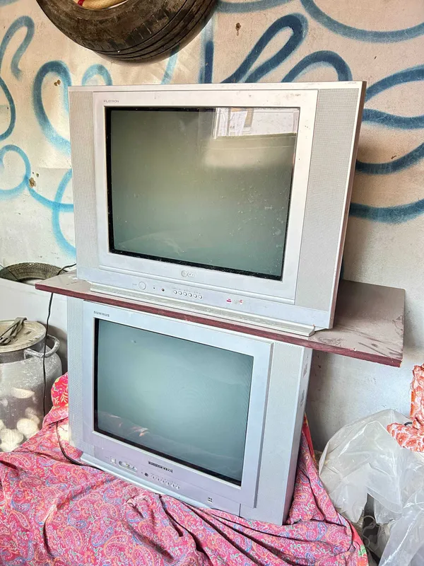 продаю 2 телевизора LG