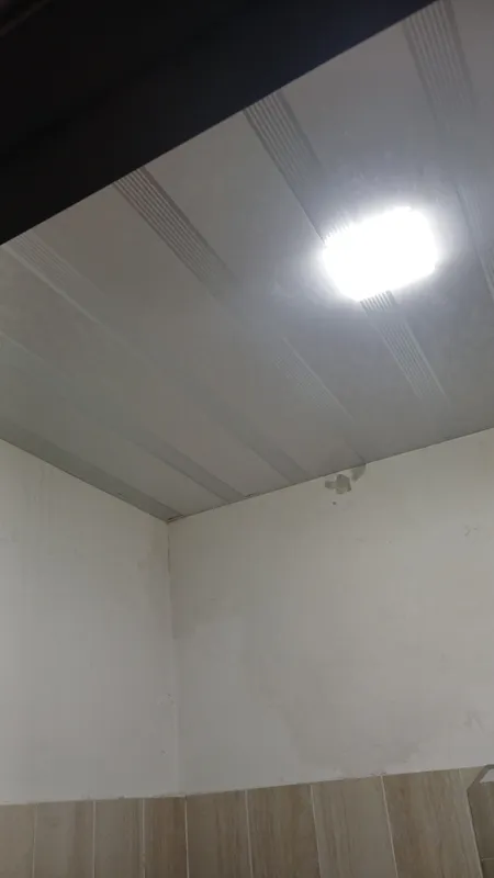 Laminat va linoleum yotqizamiz. Shiftga plastik panel. 4