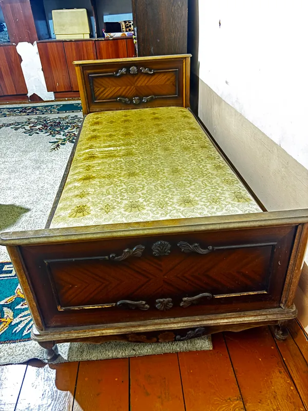 1kishilik 2ta bir xil divan bor