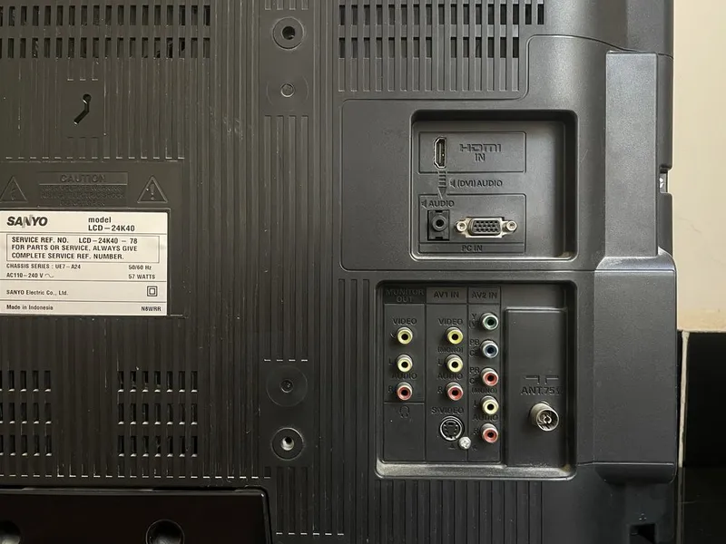 Телевизор марки Sanyo и подставка — фото 2