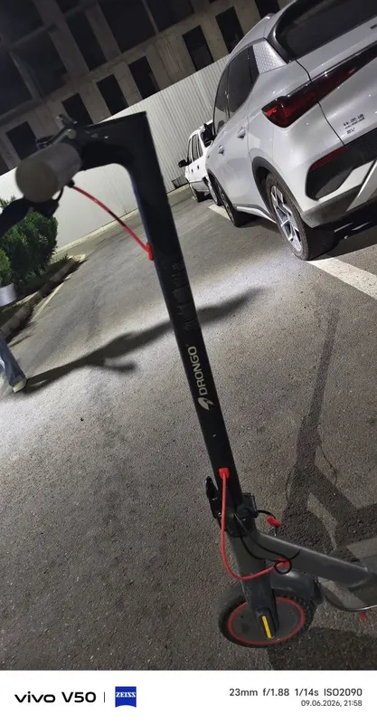 Электросамокат Xiaomi Mi Electric Scooter (на литых колесах) — фото 4 Электросамокат Xiaomi Mi Electric Scooter (на литых колесах) — фото 4