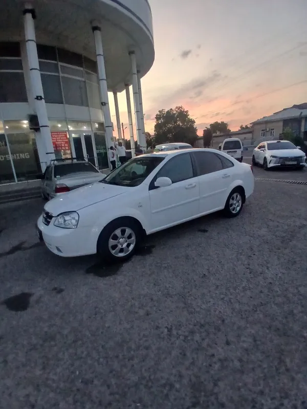 Lacetti 1.8 sotiladi.Yili 2010.Mexanika probegi 350.000xolati ideal 4