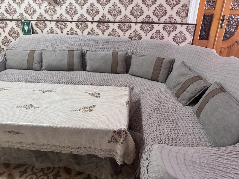 Burchakli divan + 6 ta yostiq, 2 ta pufik, stol sovg‘a, chexol 1