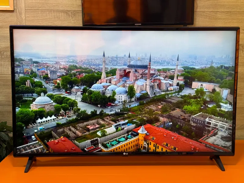 Телевизор LG 43LM5700PLA (43”) Телевизор LG 43LM5700PLA (43”)