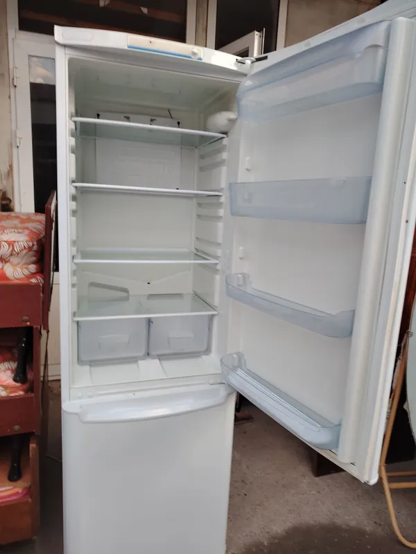 Срочно продам холадилник 2-х камерни состояние хорошее индезит — фото 1
