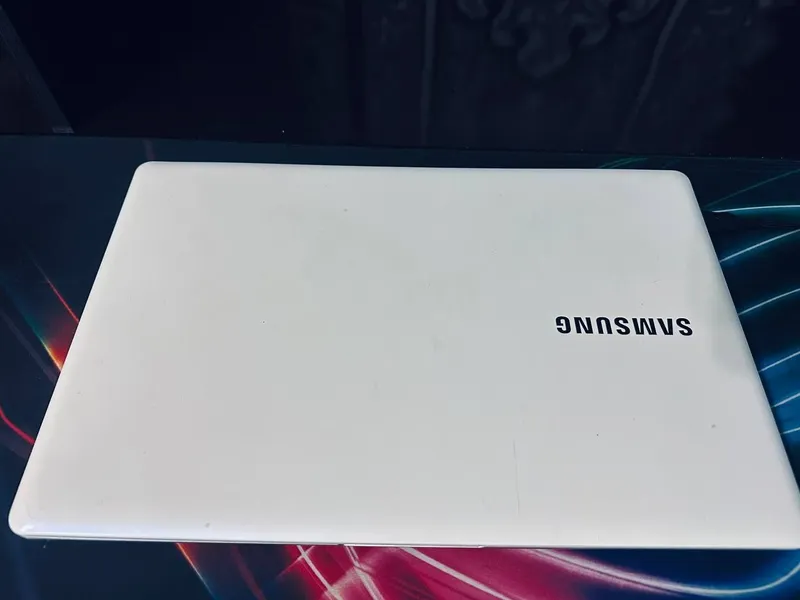 Ноутбук Samsung NT500R5H (15.6"), Pentium 3825U, 8 ГБ RAM, — фото 3