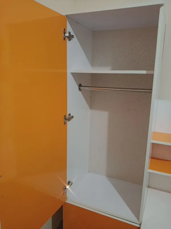 Yangi bolalar shkafi stol bilan, sabzirangda juda chiroyli mebel