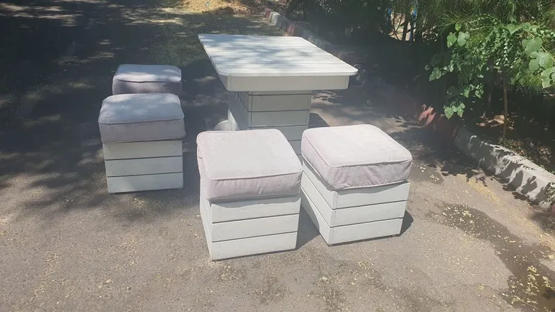 Продам готовый Комплект Стол и 4 табурета с мягким основание 4