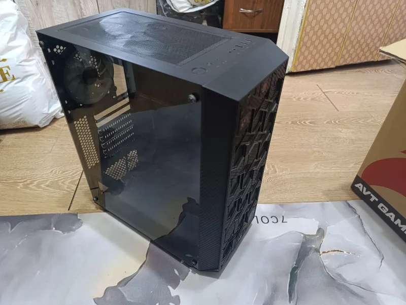 Aerocool Hive korpusi custom dizaynda 1 Aerocool Hive korpusi custom dizaynda 1