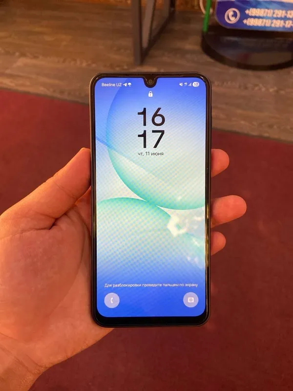 Galaxy A17 yengide ayol kishi cheholda tutgan,
