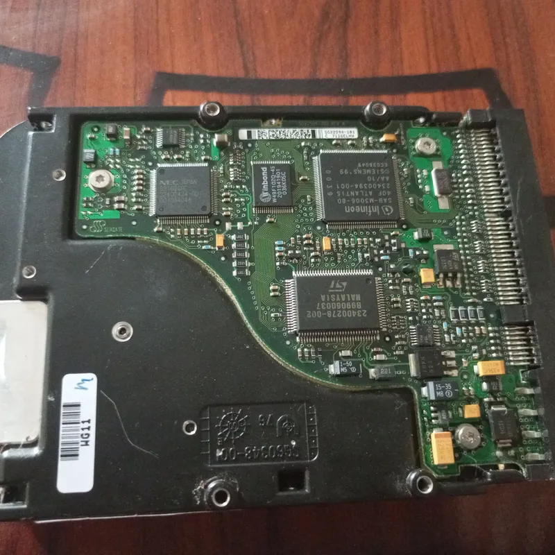 sotiladi eski retro HDD disk hajmi 4.3 gb