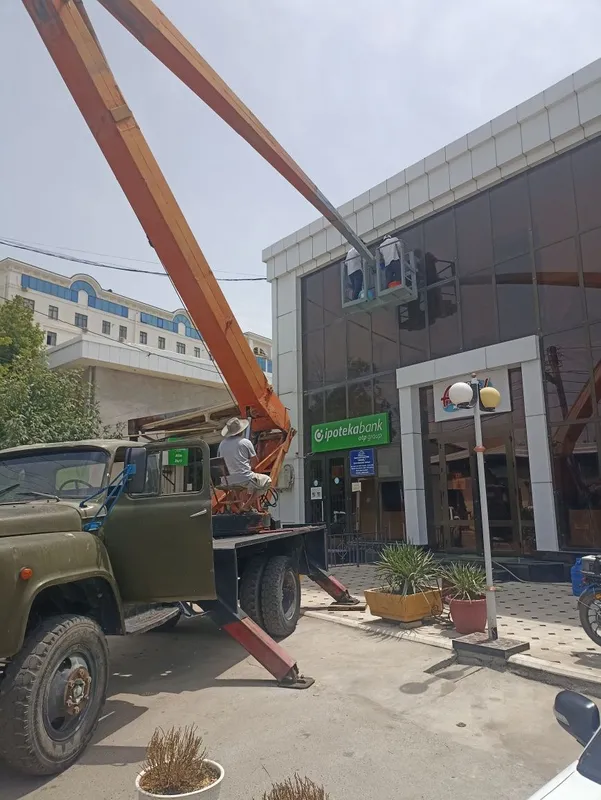 Услуги автовышки с подъемом 18 метров работы любой сложности 2 Услуги автовышки с подъемом 18 метров работы любой сложности 2
