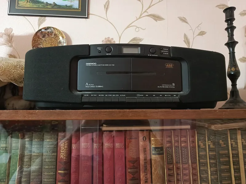 Продается магнитофон , читает касеты, радио FM диапазон,сиди диски