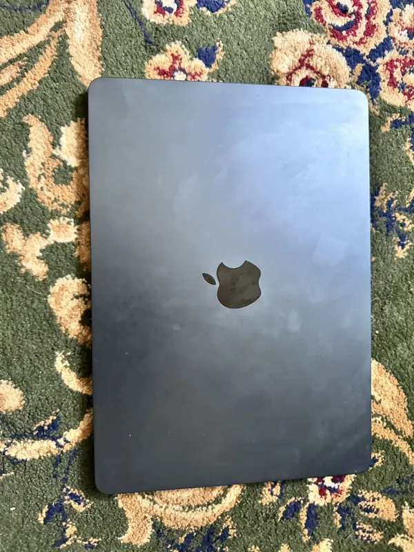 macbook air 13.6” A2681 16/256GB