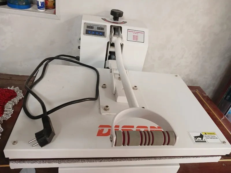 Kiyimga chop etish uchun DESON 38×38 sm termopress 3